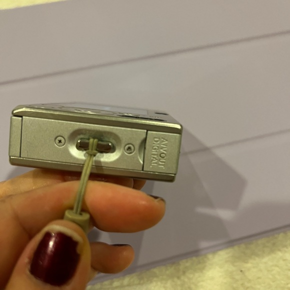 Canon PowerShot SD1000 7.1MP Digital Elph Camera with 3x Optical Zoom - Picture 3 of 12